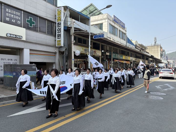 [공주=뉴시스] 충남 공주 산성시장 일원에서 시민 등 약 1000명이 참가한 가운데 '제6회 공주 3·1만세운동 재현 행사'가 진행되고 있다. (사진=공주시 제공) 2026.03.26. photo@newsis.com *재판매 및 DB 금지