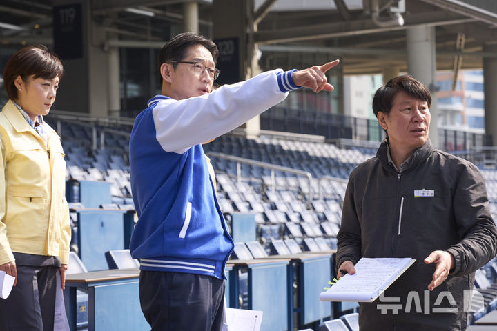 [창원=뉴시스]김경수(가운데) 더불어민주당 경남도지사 후보가 26일 지난해 관람객 사망사고가 발생한 창원 NC파크 야구장을 찾아 창원시 관계자와 안전 점검을 하고 있다.(사진=김경수 선거사무소 제공)2026.03.26. photo@newsis.com