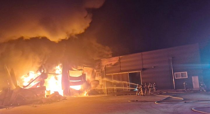 26일 오후 8시13분께 충북 음성군의 한 필름 제조 공장에서 불이 나 소방대원들이 진화작업을 하고 있다.(사진=충북소방본부 제공) *재판매 및 DB 금지