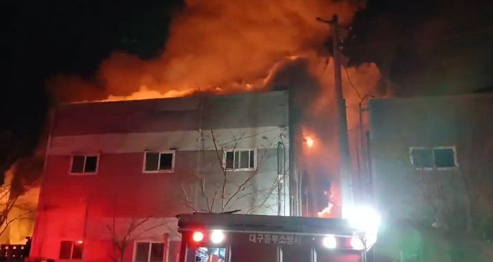 [대구=뉴시스] 26일 오후 8시43분께 대구 동구 방촌동 한 조명자재 제조공장에서 화재가 발생했다. (사진=대구소방안전본부 제공) 2026.03.26. photo@newsis.com *재판매 및 DB 금지