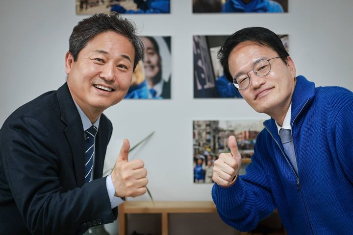 김영배 더불어민주당 의원과 박주민 더불어민주당 서울시장 예비후보가 26일 만나 기념 사진을 촬영하고 있다. (박주민 예비후보 페이스북 캡처) *재판매 및 DB 금지