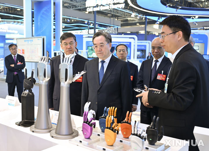 [베이징=신화/뉴시스] 딩쉐샹 중국 국무원 부총리가 25일 베이징에서 열린 2026 중관춘포럼 연례회의 개막식에서 연설한 뒤 전시장을 둘러보고 있다. 2026.03.26