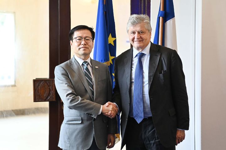 [서울=뉴시스] 여한구 산업통상부 통상교섭본부장이 25일(현지 시간) 카메룬 야운데에서 제14차 각료회의(MC-14) 참석 계기에 니콜라 포리시에 프랑스 대외무역 담당 장관과 면담하기 앞서 기념촬영 하고 있다. (사진=산업통상부 제공) 2026.03.26. photo@newsis.com *재판매 및 DB 금지