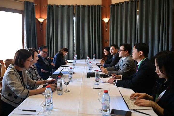 [서울=뉴시스] 여한구 산업통상부 통상교섭본부장이 25일(현지 시간) 카메룬 야운데에서 제14차 각료회의(MC-14) 참석 계기에 그레이스 푸 싱가포르 통상산업부 무역관계 장관과 면담하고 있다. (사진=산업통상부 제공) 2026.03.26. photo@newsis.com *재판매 및 DB 금지