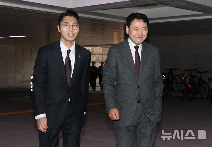 [서울=뉴시스] 조성봉 기자 = 장동혁 국민의힘 대표가 26일 오전 서울 여의도 국회에서 박준태 당대표 비서실장과 함께 출근하고 있다.(공동취재) 2025.03.26. photo@newsis.com.