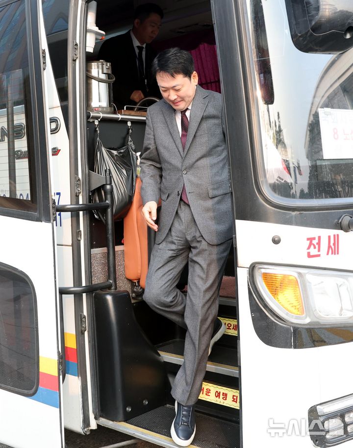 [서울=뉴시스] 조성봉 기자 = 장동혁 국민의힘 대표가 26일 오전 서울 여의도 국회에서 통근버스를 타고 출근하고 있다.(공동취재) 2025.03.26. photo@newsis.com.