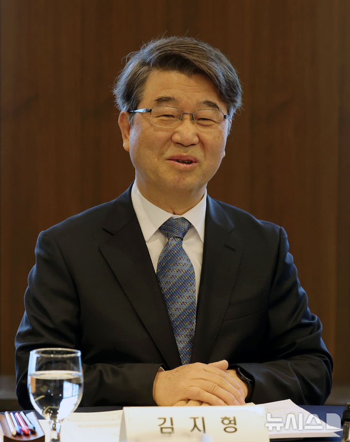 [서울=뉴시스] 홍효식 기자 = 김지형 경제사회노동위원회 위원장이 지난달 26일 오전 서울 중구 프레스센터에서 열린 제1차 노사정 대표 만남에서 발언하고 있다. 2026.03.26. yesphoto@newsis.com