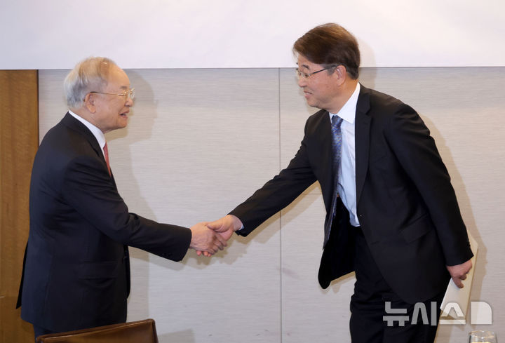 [서울=뉴시스] 홍효식 기자 = 김지형(오른쪽) 경제사회노동위원회 위원장과 손경식 한국경영자총협회 회장이 26일 오전 서울 중구 프레스센터에서 열린 제1차 노사정 대표 만남에서 악수하고 있다. 2026.03.26. yesphoto@newsis.com