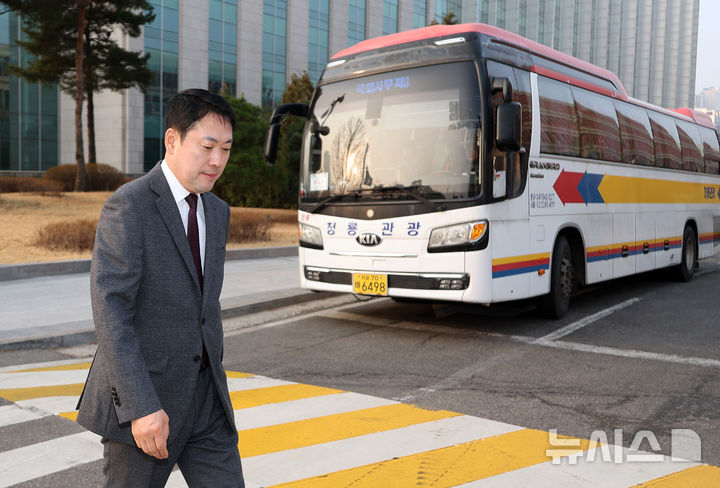 [서울=뉴시스] 조성봉 기자 = 장동혁 국민의힘 대표가 26일 오전 서울 여의도 국회에서 통근버스를 타고 출근하고 있다.(공동취재) 2025.03.26. photo@newsis.com.