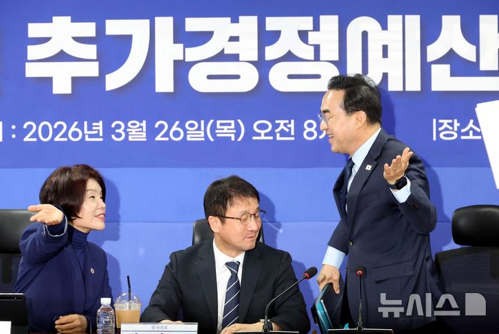 [서울=뉴시스] 조성봉 기자 = 박홍근 기획예산처 장관이 26일 오전 서울 여의도 국회 의원회관에서 열린 2026년 추가경정예산안 당정협의에서 한병도 더불어민주당 원내대표, 한정애 정책위의장과 대화를 하고 있다. 2026.03.26. suncho21@newsis.com