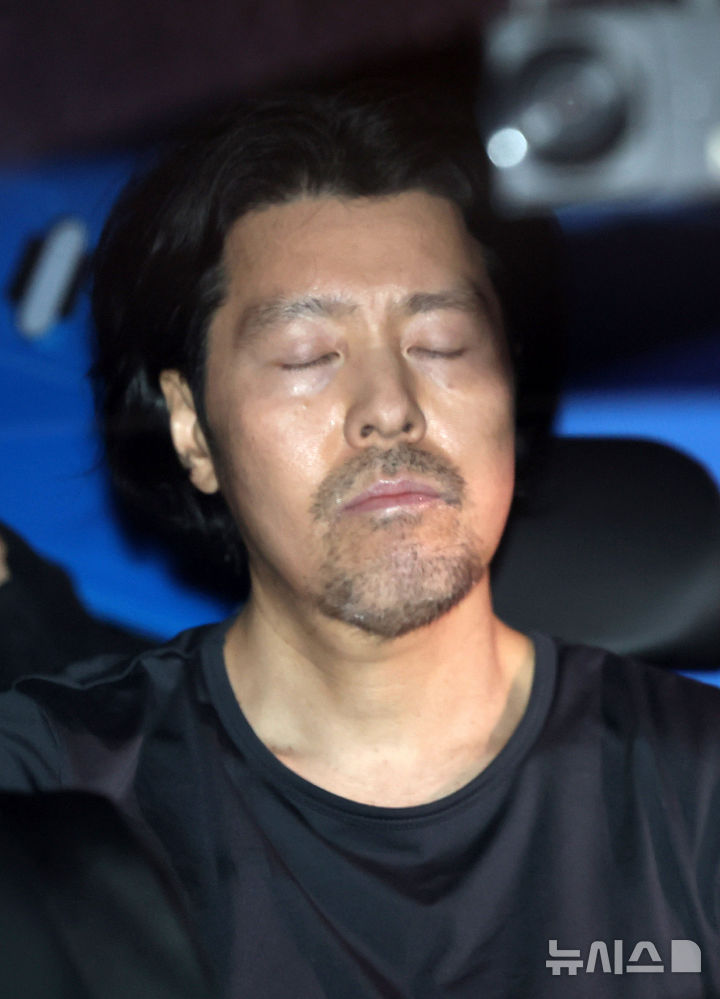 [부산=뉴시스] 하경민 기자 = 항공사 기장을 살해한 혐의로 구속된 김동환(49)이 검찰에 송치되기 위해 26일 오전 부산 부산진경찰서에서 호송차량을 타고 이동하고 있다. 2026.03.26. yulnetphoto@newsis.com