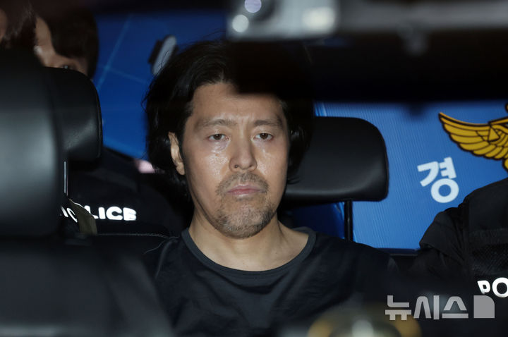 [부산=뉴시스] 하경민 기자 = 항공사 기장을 살해한 혐의로 구속된 김동환(49)이 검찰에 송치되기 위해 26일 오전 부산 부산진경찰서에서 호송차량을 타고 이동하고 있다. 2026.03.26. yulnetphoto@newsis.com