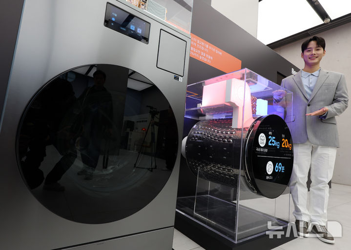 [서울=뉴시스] 이영환 기자 = 26일 오전 서울 서초구 삼성 강남에서 모델이 2026년형 세탁건조기 비스포크 AI 콤보를 선보이고 있다. 2026.03.26. 20hwan@newsis.com