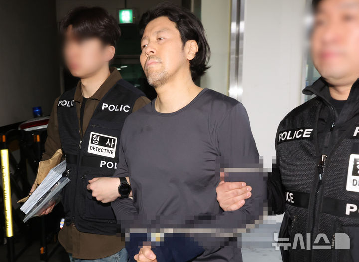 [부산=뉴시스] 하경민 기자 = 항공사 기장을 살해한 혐의로 구속된 김동환(49)이 검찰에 송치되기 위해 26일 오전 부산 부산진경찰서에서 호송차량으로 이동하고 있다. 2026.03.26. yulnetphoto@newsis.com