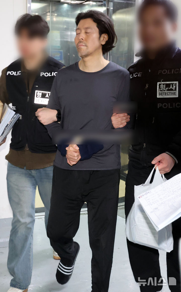 [부산=뉴시스] 하경민 기자 = 항공사 기장을 살해한 혐의로 구속된 김동환(49)이 검찰에 송치되기 위해 26일 오전 부산 부산진경찰서에서 호송차량으로 이동하고 있다. 2026.03.26. yulnetphoto@newsis.com