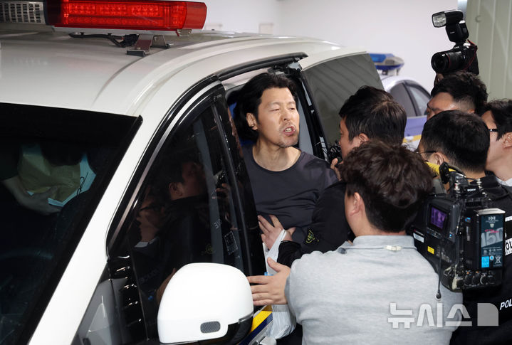 [부산=뉴시스] 하경민 기자 = 항공사 기장을 살해한 혐의로 구속된 김동환(49)이 검찰에 송치되기 위해 26일 오전 부산 부산진경찰서에서 호송차량에 오르며 취재진에게 자신의 입장을 밝히고 있다. 2026.03.26. yulnetphoto@newsis.com