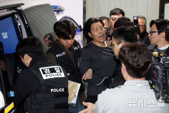 [부산=뉴시스] 하경민 기자 = 항공사 기장을 살해한 혐의로 구속된 김동환(49)이 검찰에 송치되기 위해 26일 오전 부산 부산진경찰서에서 호송차량에 오르며 취재진에게 자신의 입장을 밝히고 있다. 2026.03.26. yulnetphoto@newsis.com