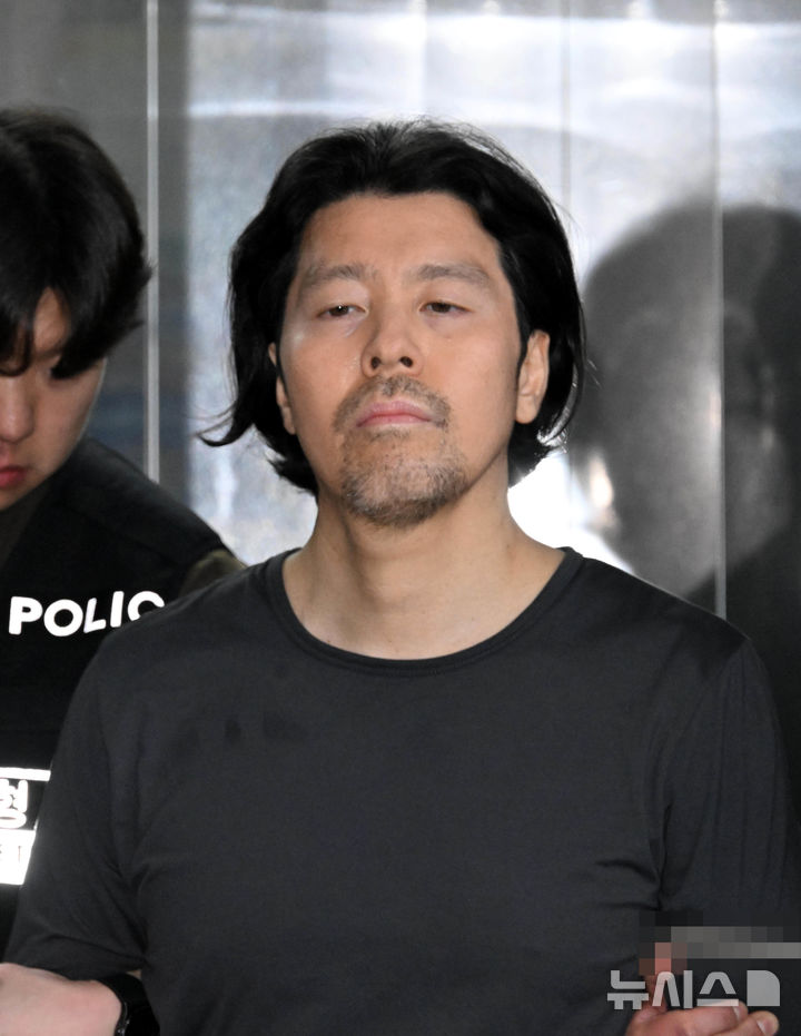 [부산=뉴시스] 하경민 기자 = 항공사 기장을 살해한 혐의로 구속된 김동환(49)이 검찰에 송치되기 위해 26일 오전 부산 부산진경찰서에서 호송차량으로 이동하고 있다. 2026.03.26. yulnetphoto@newsis.com