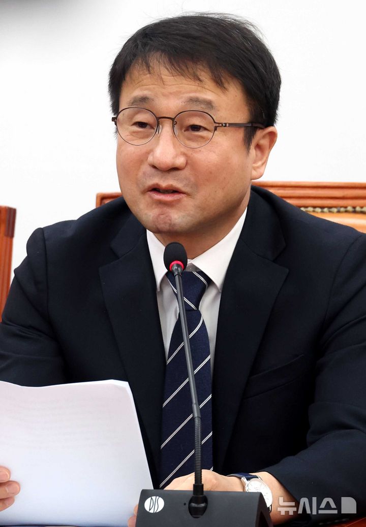 [서울=뉴시스] 조성봉 기자 = 한병도 더불어민주당 원내대표가 지난달 26일 오전 서울 여의도 국회에서 열린 정책조정회의에서 발언을 하고 있다. 2026.03.26. suncho21@newsis.com