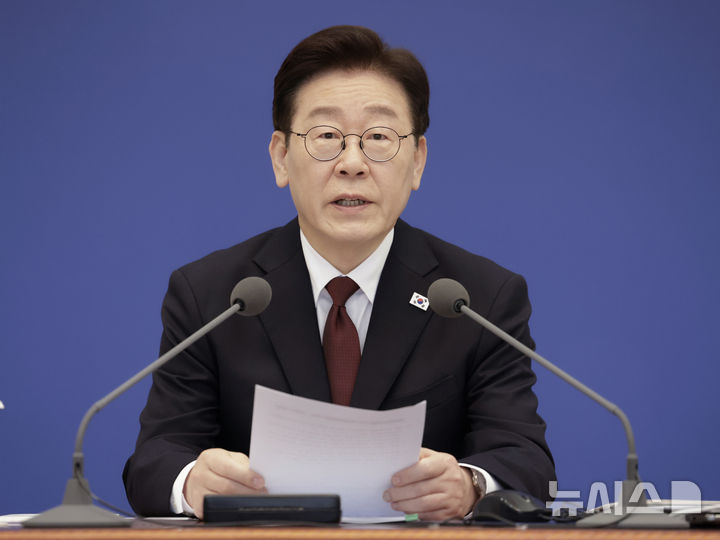 [서울=뉴시스] 최동준 기자 = 이재명 대통령이 26일 청와대에서 열린 비상경제점검회의에서 발언하고 있다. 2026.03.26. photocdj@newsis.com