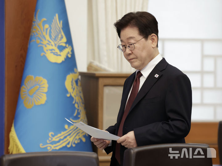 [서울=뉴시스] 최동준 기자 = 이재명 대통령이 26일 청와대에서 열린 비상경제점검회의에 입장하고 있다. 2026.03.26. photocdj@newsis.com