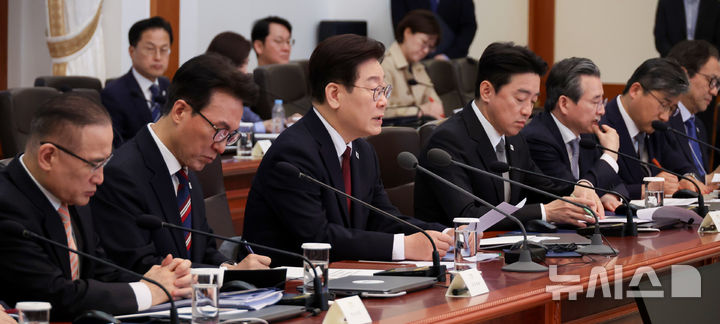 [서울=뉴시스] 최동준 기자 = 이재명 대통령이 26일 청와대에서 열린 비상경제점검회의에서 발언하고 있다. 2026.03.26. photocdj@newsis.com