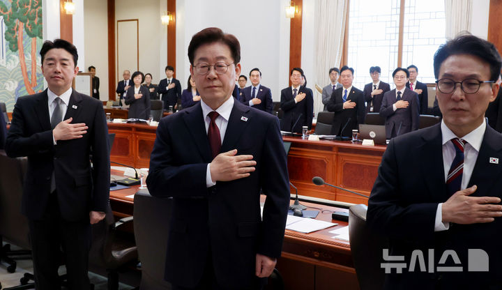 [서울=뉴시스] 최동준 기자 = 이재명 대통령이 26일 청와대에서 열린 비상경제점검회의에서 국민의례를 하고 있다. 2026.03.26. photocdj@newsis.com