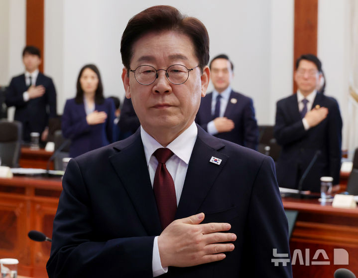 [서울=뉴시스] 최동준 기자 = 이재명 대통령이 26일 청와대에서 열린 비상경제점검회의에서 국민의례를 하고 있다. 2026.03.26. photocdj@newsis.com