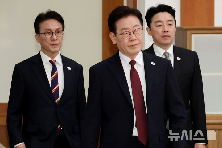 [서울=뉴시스] 최동준 기자 = 이재명 대통령이 26일 청와대에서 열린 비상경제점검회의에 입장하고 있다. 2026.03.26. photocdj@newsis.com