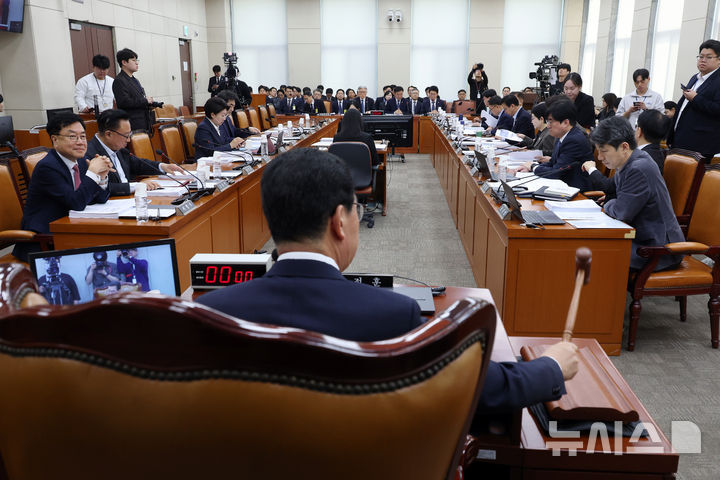 [서울=뉴시스] 고승민 기자 = 신정훈 국회 행안위원장이 26일 서울 여의도 국회에서 열린 행정안전위원회 전체회의를 주재하고 있다. 2026.03.26. kkssmm99@newsis.com