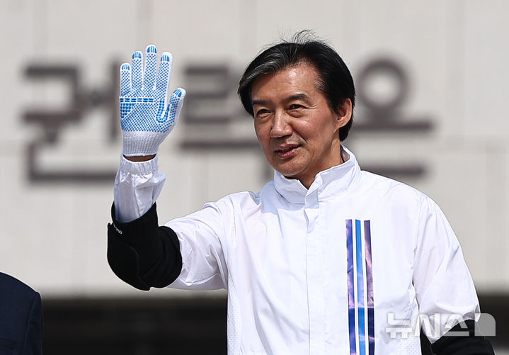 [서울=뉴시스] 김명년 기자 = 조국 조국혁신당 대표가 26일 오전 서울 여의도 국회 본청 앞에서 정치개혁 촉구 개혁진보 4당 삼보일배를 하기 위해 이동하고 있다. 2025.03.26. kmn@newsis.com.