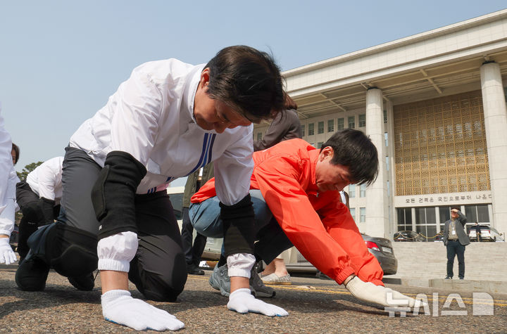 [서울=뉴시스] 김명년 기자 = 조국(오른쪽 두 번째) 조국혁신당 대표가 26일 오전 서울 여의도 국회 본청 앞에서 한창민 사회민주당 대표, 손솔 진보당 의원 등 참석자들과 함께 정치개혁 촉구 개혁진보 4당 삼보일배를 하고 있다. 2025.03.26. kmn@newsis.com.