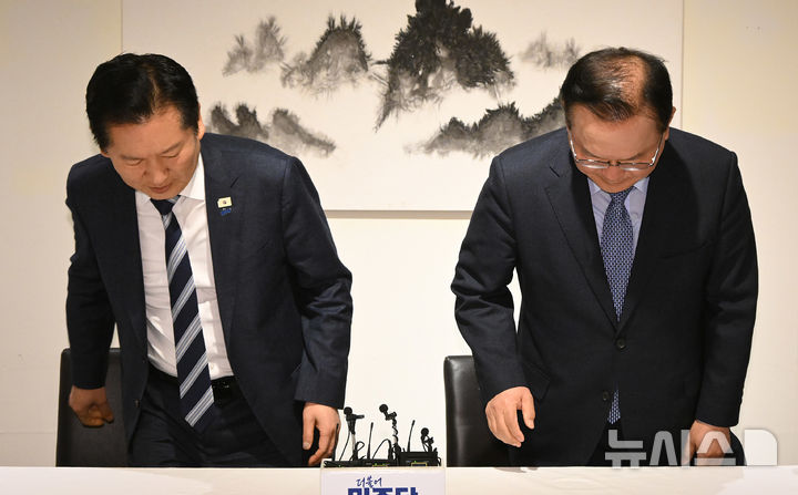 [서울=뉴시스] 국회사진기자단= 정청래 더불어민주당 대표와 김부겸 전 국무총리가 26일 서울 중구 달개비에서 회동 전 기념 촬영을 한 뒤 각자 자리에 착석하고 있다. 2026.03.26. photo@newsis.com