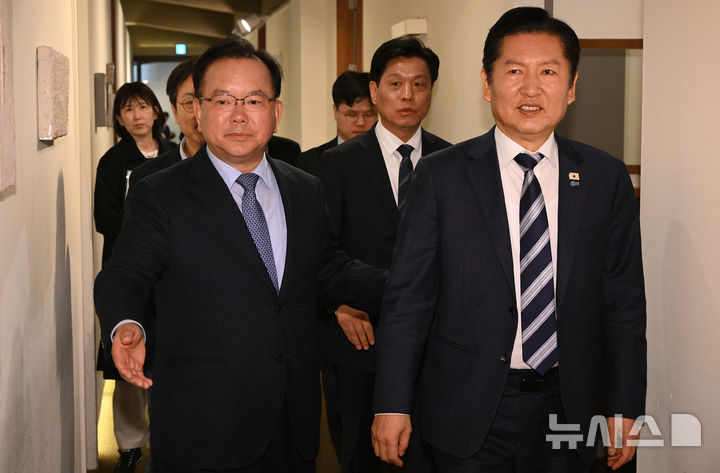 [서울=뉴시스] 국회사진기자단= 정청래 더불어민주당 대표와 김부겸 전 국무총리가 26일 서울 중구 달개비에서 만나 회동장으로 향하고 있다. 2026.03.26. photo@newsis.com