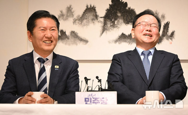 [서울=뉴시스] 국회사진기자단= 정청래 더불어민주당 대표와 김부겸 전 국무총리가 26일 서울 중구 달개비에서 회동하고 있다. 2026.03.26. photo@newsis.com