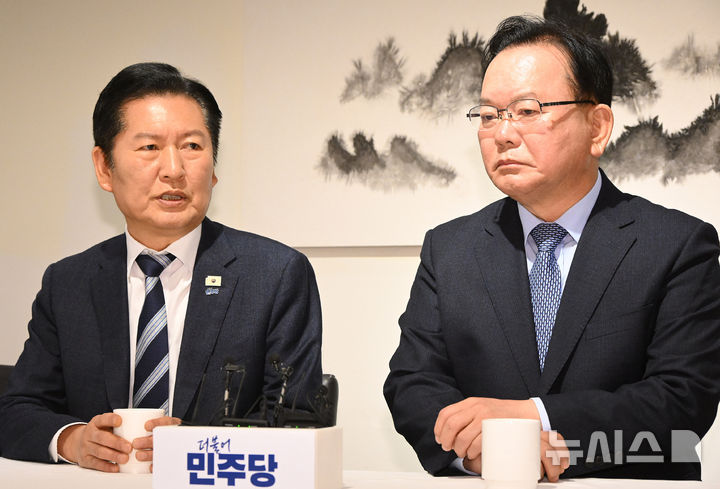 [서울=뉴시스] 국회사진기자단= 정청래 더불어민주당 대표와 김부겸 전 국무총리가 26일 서울 중구 달개비에서 회동하고 있다. 2026.03.26. photo@newsis.com