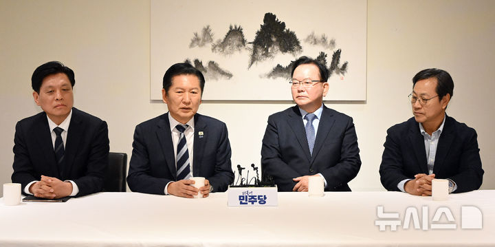 [서울=뉴시스] 국회사진기자단= 정청래 더불어민주당 대표와 김부겸 전 국무총리가 26일 서울 중구 달개비에서 회동하고 있다. 2026.03.26. photo@newsis.com