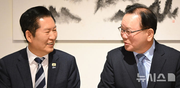 [서울=뉴시스] 국회사진기자단= 정청래 더불어민주당 대표와 김부겸 전 국무총리가 26일 서울 중구 달개비에서 회동하고 있다. 2026.03.26. photo@newsis.com