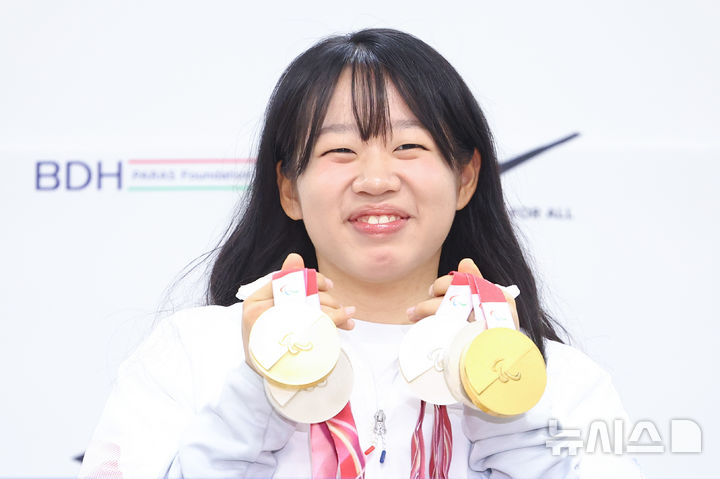 [서울=뉴시스] 황준선 기자 = 2026 밀라노·코르티나담페초 동계패럴림픽 대한민국 선수단 MVP 김윤지가 26일 서울 송파구 올림픽회관에서 열린 기자회견에서 메달과 함께 포즈를 취하고 있다. 김윤지는 이번 대회에서 노르딕스키(바이애슬론·크로스컨트리) 6개 종목에 출전해 금메달 2개, 은메달 3개를 따냈다. 2026.03.26. hwang@newsis.com