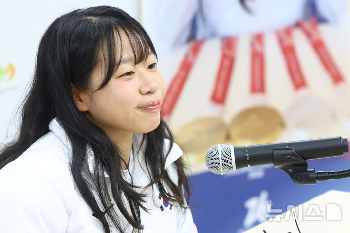[서울=뉴시스] 황준선 기자 = 2026 밀라노·코르티나담페초 동계패럴림픽 대한민국 선수단 MVP 김윤지가 26일 서울 송파구 올림픽회관에서 열린 기자회견에서 발언하고 있다. 김윤지는 이번 대회에서 노르딕스키(바이애슬론·크로스컨트리) 6개 종목에 출전해 금메달 2개, 은메달 3개를 따냈다. 2026.03.26. hwang@newsis.com