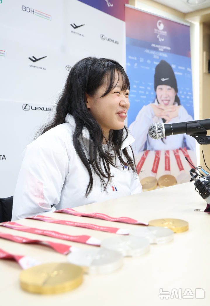 [서울=뉴시스] 황준선 기자 = 2026 밀라노·코르티나담페초 동계패럴림픽 대한민국 선수단 MVP 김윤지가 26일 서울 송파구 올림픽회관에서 열린 기자회견에서 발언하고 있다. 김윤지는 이번 대회에서 노르딕스키(바이애슬론·크로스컨트리) 6개 종목에 출전해 금메달 2개, 은메달 3개를 따냈다. 2026.03.26. hwang@newsis.com