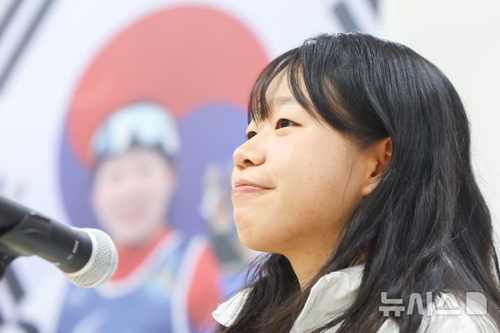 [서울=뉴시스] 황준선 기자 = 2026 밀라노·코르티나담페초 동계패럴림픽 대한민국 선수단 MVP 김윤지가 26일 서울 송파구 올림픽회관에서 열린 기자회견에서 미소짓고 있다. 김윤지는 이번 대회에서 노르딕스키(바이애슬론·크로스컨트리) 6개 종목에 출전해 금메달 2개, 은메달 3개를 따냈다. 2026.03.26. hwang@newsis.com