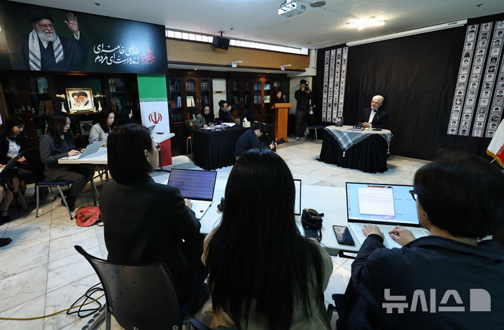 [서울=뉴시스] 최진석 기자 = 사이드 쿠제치 주한 이란대사가 26일 서울 용산구 주한 이란 대사관에서 긴급기자회견을 하고 있다. 2026.03.26. myjs@newsis.com