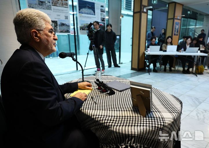 [서울=뉴시스] 최진석 기자 = 사이드 쿠제치 주한 이란대사가 26일 서울 용산구 주한 이란 대사관에서 긴급기자회견을 하고 있다. 2026.03.26. myjs@newsis.com