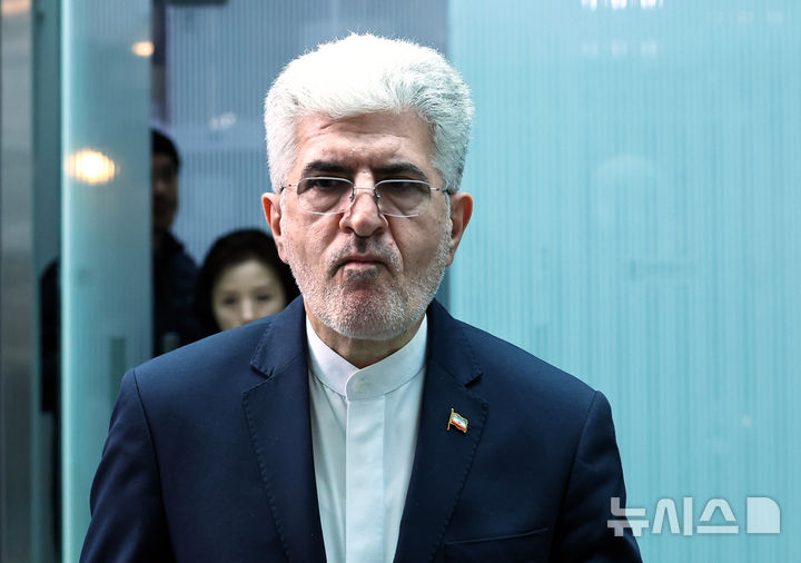 [서울=뉴시스] 최진석 기자 = 사이드 쿠제치 주한 이란대사가 26일 서울 용산구 주한 이란 대사관에서 열린 긴급기자회견에 입장하고 있다. 2026.03.26. myjs@newsis.com