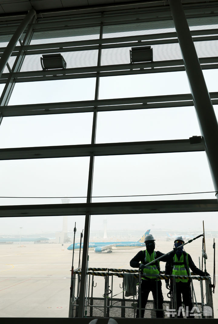 [인천공항=뉴시스] 박주성 기자 = 인천국제공항공사가 26일 오전 인천국제공항 제1여객터미널에서 봄맞이 환경정비의 일환으로 건물 외벽유리 청소를 실시하고 있다. 봄맞이 환경정비는 겨울철 강설, 결빙으로 인한 공항 시설의 손상·오염 상태를 집중적으로 점검함으로써 안전하고 쾌적한 공항 이용 환경을 조성하기 위해 매년 봄 공사와 자회사가 합동하여 대대적으로 진행하는 작업이다. 2026.03.26. park7691@newsis.com