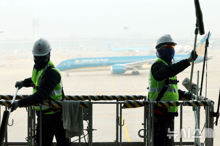 [인천공항=뉴시스] 박주성 기자 = 인천국제공항공사가 26일 오전 인천국제공항 제1여객터미널에서 봄맞이 환경정비의 일환으로 건물 외벽유리 청소를 실시하고 있다. 봄맞이 환경정비는 겨울철 강설, 결빙으로 인한 공항 시설의 손상·오염 상태를 집중적으로 점검함으로써 안전하고 쾌적한 공항 이용 환경을 조성하기 위해 매년 봄 공사와 자회사가 합동하여 대대적으로 진행하는 작업이다. 2026.03.26. park7691@newsis.com