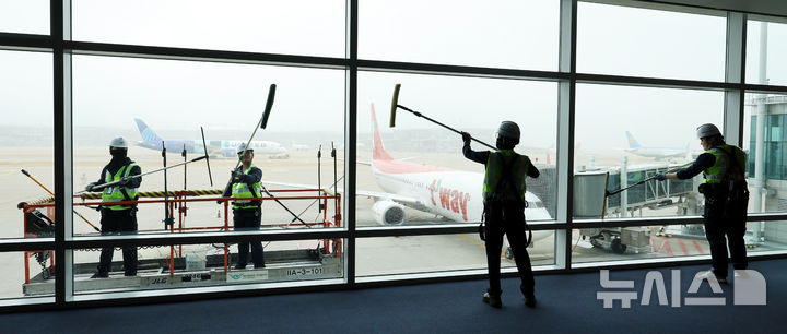 [인천공항=뉴시스] 박주성 기자 = 인천국제공항공사가 26일 오전 인천국제공항 제1여객터미널에서 봄맞이 환경정비의 일환으로 건물 외벽유리 청소를 실시하고 있다. 봄맞이 환경정비는 겨울철 강설, 결빙으로 인한 공항 시설의 손상·오염 상태를 집중적으로 점검함으로써 안전하고 쾌적한 공항 이용 환경을 조성하기 위해 매년 봄 공사와 자회사가 합동하여 대대적으로 진행하는 작업이다. 2026.03.26. park7691@newsis.com