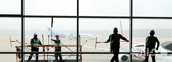 [인천공항=뉴시스] 박주성 기자 = 인천국제공항공사가 26일 오전 인천국제공항 제1여객터미널에서 봄맞이 환경정비의 일환으로 건물 외벽유리 청소를 실시하고 있다. 봄맞이 환경정비는 겨울철 강설, 결빙으로 인한 공항 시설의 손상·오염 상태를 집중적으로 점검함으로써 안전하고 쾌적한 공항 이용 환경을 조성하기 위해 매년 봄 공사와 자회사가 합동하여 대대적으로 진행하는 작업이다. 2026.03.26. park7691@newsis.com