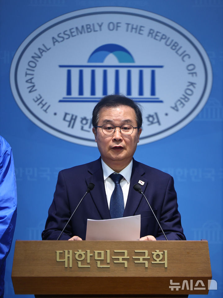 [서울=뉴시스] 김명년 기자 = 이건태 더불어민주당 의원이 26일 오전 서울 여의도 국회 소통관에서 열린 '이재명 정부 청와대 행정관 출신 지방선거 후보자 기자회견'에서 발언하고 있다. 2025.03.26. kmn@newsis.com.